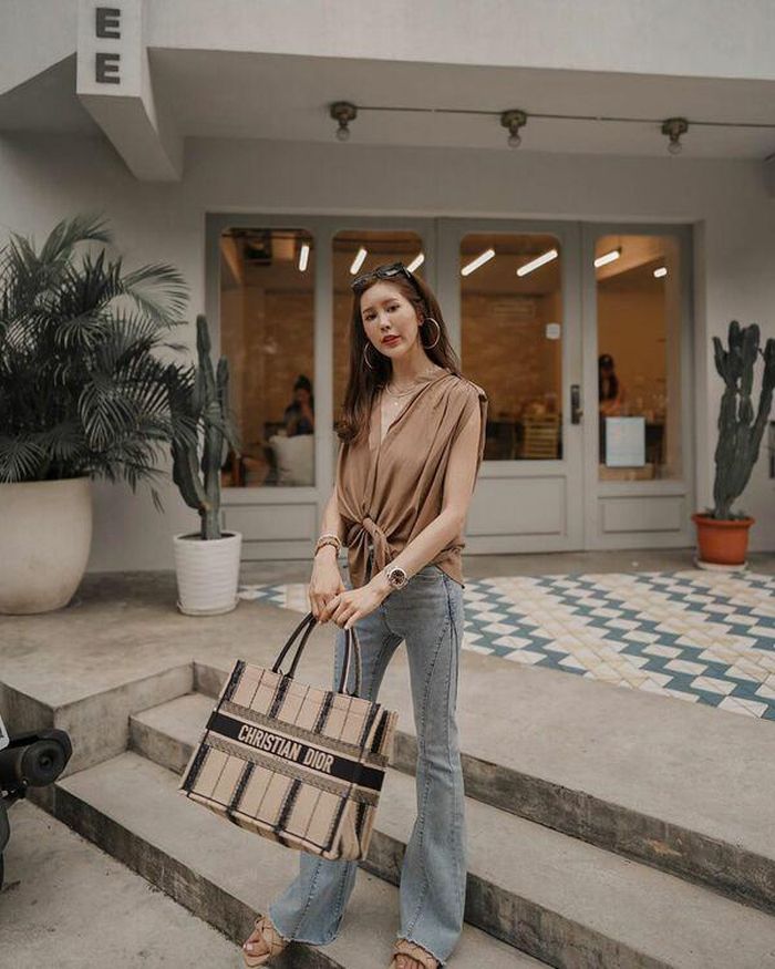 Các nàng ưa thích phong cách cá tính, hiện đại hơn có thể phối áo sát nách cánh dơi với quần jeans bụi bặm.