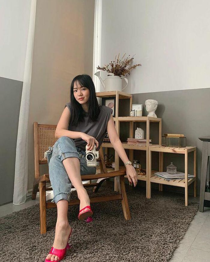 Diện set đồ này, nàng hãy nhớ phối thêm các món phụ kiện độc đáo nhằm tăng thêm vẻ cá tính cho phong cách.