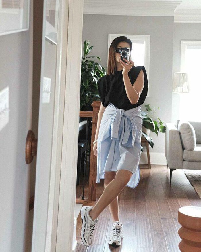 Để tăng thêm vẻ cá tính cho phong cách, nàng có thể tận dụng những chiếc váy sơ mi để diện thành chân váy, phối với áo sát nách cánh dơi. Đây là cách biến tấu trang phục vô cùng thú vị.