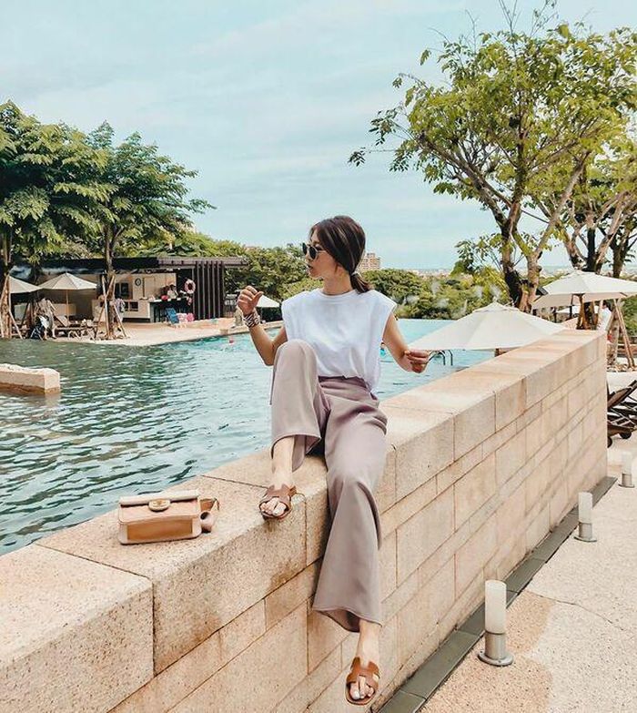 Để có được phong cách chuẩn thanh lịch, áo sát nách cánh dơi và quần vải ống rộng là gợi ý hoàn hảo nhất cho nàng. Đừng quên thao tác sơ vin gọn gàng để set đồ phát huy triệt để khả năng "hack" dáng nàng nhé!