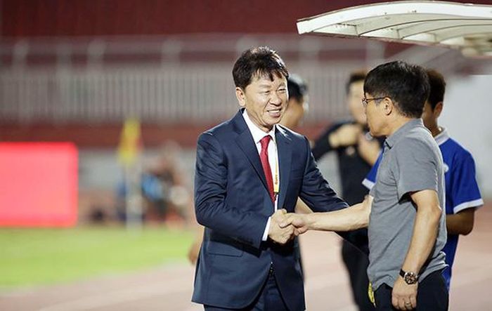 HLV Chung Hae-seong (trái)