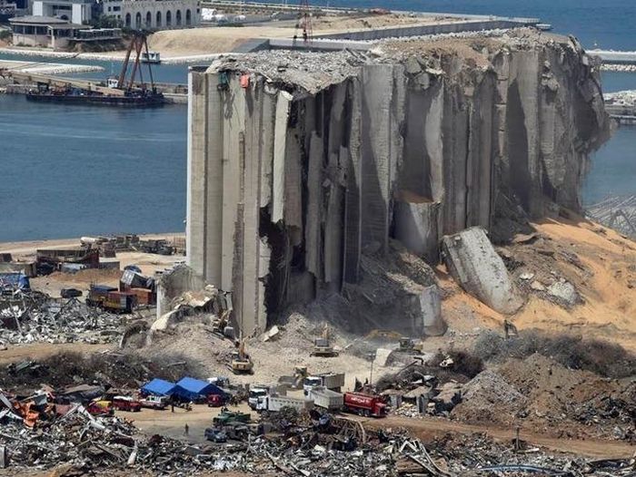 Tàn tích ở cảng Beirut, sau 6 ngày xảy ra vụ nổ thảm khốc hôm 4/8. (Ảnh: WAEL HAMZA/EPA)