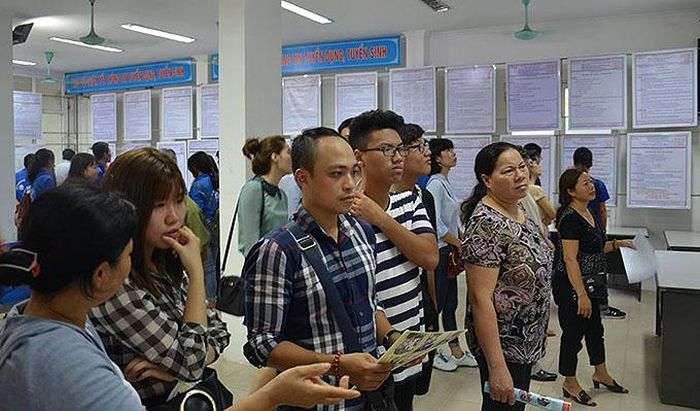 Người lao động tìm hiểu thông tin về việc làm (Ảnh; HCES).