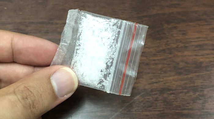 Tang vật của vụ việc- gói ny lông chứa tinh thể trắng được các đối tượng thừa nhận là ma túy