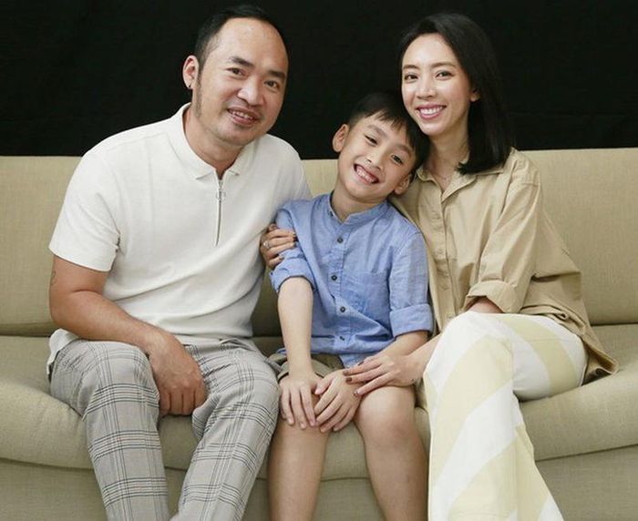  Cặp đôi có cuộc sống hạnh phúc bên cậu con trai kháu khỉnh.
