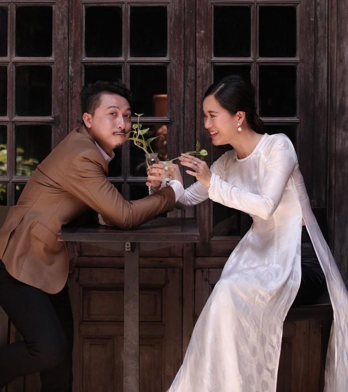  Kết hôn 10 năm, vợ chồng Hứa Minh Đạt và Lâm Vỹ Dạ vẫn ngọt ngào như ngày đầu.