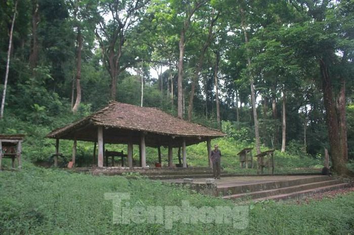 Ngôi đình của người Cao Lan bên trong khu rừng lim