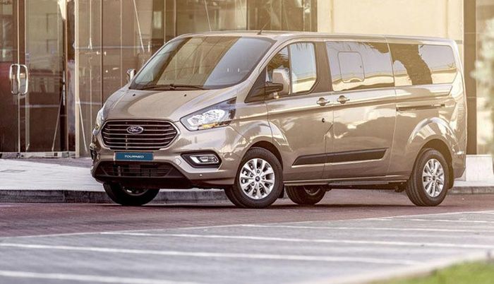 Ford Tuneo là mẫu MPV cỡ lớn, cạnh tranh trực tiếp với Kia Sedona.
