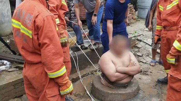 Trước đó, Liu đang giúp bố mẹ lấp cái giếng cạn của gia đình sau nhiều năm bỏ hoang.