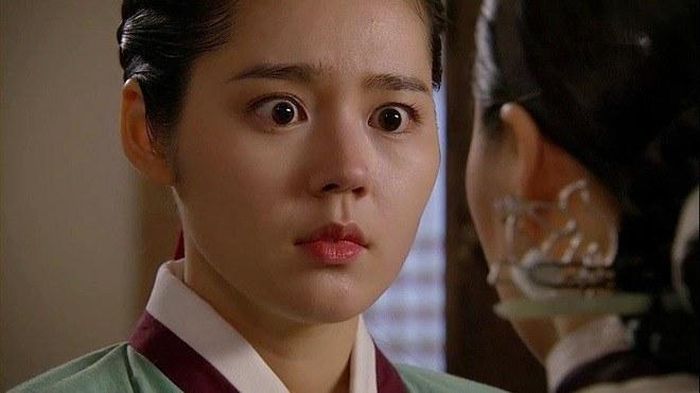 Trong phim, Han Ga In thể hiện sự phẫn nộ qua việc trợn mắt.