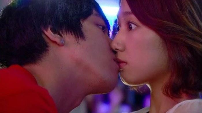 Park Shin Hye bị nam chính hôn bất ngờ trong Nốt Nhạc Tình Yêu.