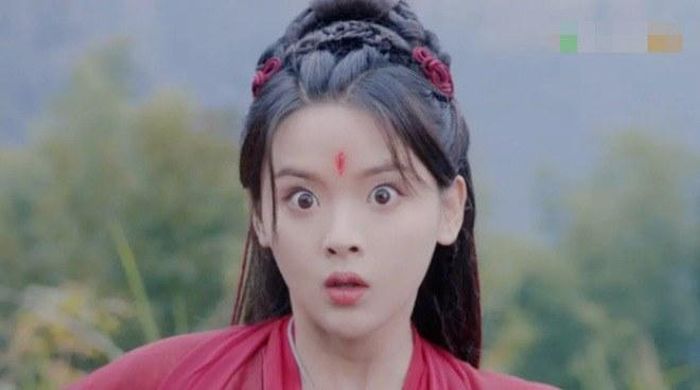 Trợn mắt như này không những không thể hiện tốt cảm xúc mà người xem còn thấy buồn cười vì biểu cảm quá lố và năng lực diễn quá tệ.