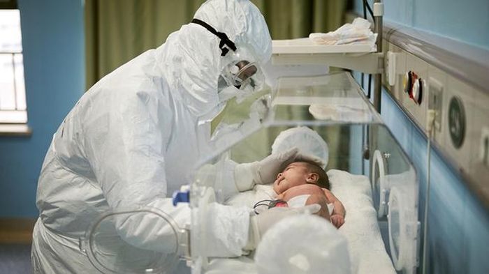 Hệ miễn dịch của trẻ em dưới 2 tuổi chưa hoàn thiện, do đó, mẹ cần lưu ý khi chăm sóc và đảm bảo dinh dưỡng cho con. Ảnh: China Daily.