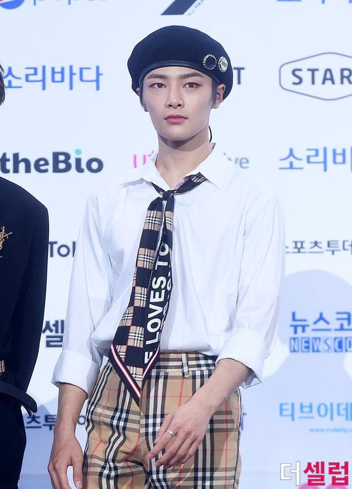 Chọn trang phục mang nét trẻ trung, Stray Kids phối đồ với họa tiết kẻ sọc kinh điển của thương hiệu Burberry. Loạt phụ kiện như mũ beret, khăn choàng, thắt lưng trị giá 770 USD được sử dụng giúp tạo hình thêm năng động. Bên cạnh đó, bộ đồ của Hyun Jin trông lãng tử với blazer tối màu. Ảnh: @stayspedia.
