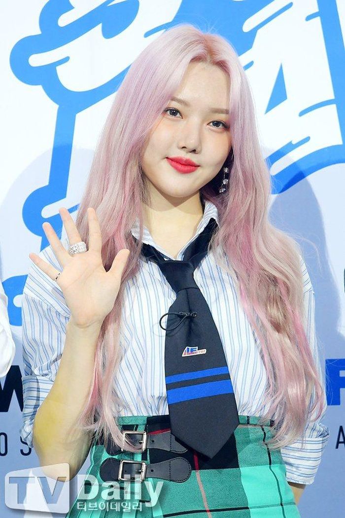 G-Friend diện trang phục màu sắc lên thảm đỏ. Điểm nhấn trong tạo hình của các cô gái là họa tiết kẻ sọc xanh lá. Bên cạnh đó, những bộ đồ được phối dựa trên hình ảnh năng động mà nhóm theo đuổi. Ảnh: TVDaily.