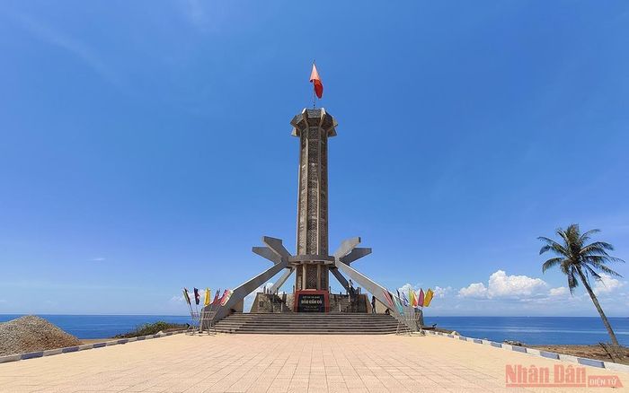 Đây là một trong những cột cờ được xếp vào loại lớn trên các đảo ven biển Việt Nam. Cột cờ trên đảo Cồn Cỏ cao 38,8m với lá Quốc kỳ rộng 24m2 (Ảnh: MINH DUY)