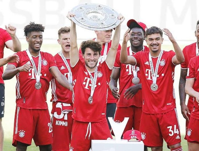 ...nâng cả "đĩa bạc" Bundesliga