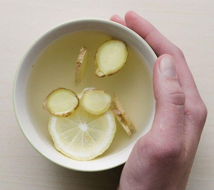 3. Gừng: Một tách trà gừng nóng có thể là một thứ tốt nhất dành cho bạn khi đang bị cảm lạnh. Trà gừng có tác dụng giảm đau và chống viêm giúp chống lại virus. Gừng làm giảm tắc nghẽn, giảm ho và làm dịu cổ họng của bạn.