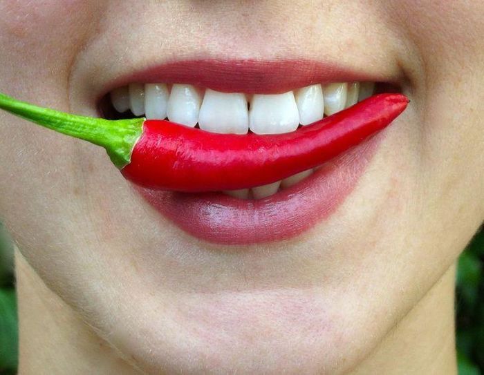 2. Ớt sừng: Ớt chứa một chất gọi là capsaicin, một thành phần có thể làm dịu các triệu chứng cảm lạnh của bạn. Chất này hoạt động giống như một loại thuốc thông mũi và long đờm, có nghĩa là nó có thể phá vỡ chất nhầy, giảm ho và nghẹt mũi.