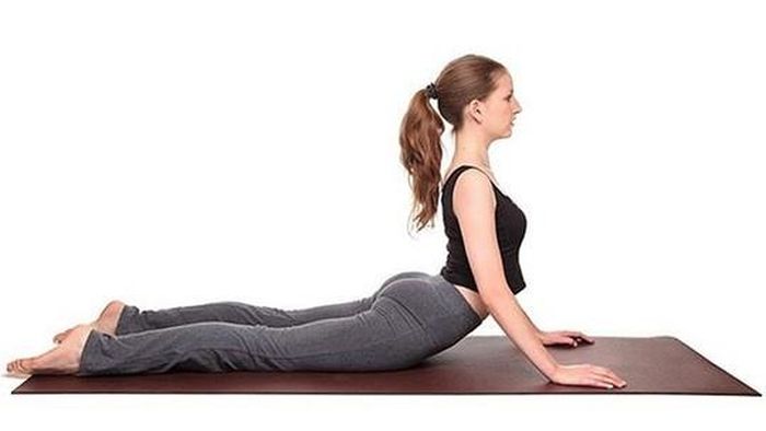 Tiếp theo, đẩy tay để nâng thân trên lên khỏi sàn, vẫn giữ hai chân áp xuống sàn. Ảnh: nld.