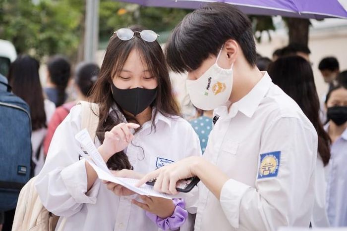 Thí sinh so kết quả thi với đáp án chính thức mà Bộ GD&amp;ĐT vừa công bố.