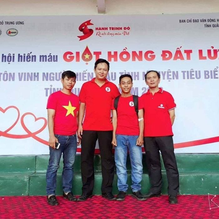 Anh Hòa (thứ 2 từ phải sang) cùng đồng đội tham gia các hoạt động nhân ái.