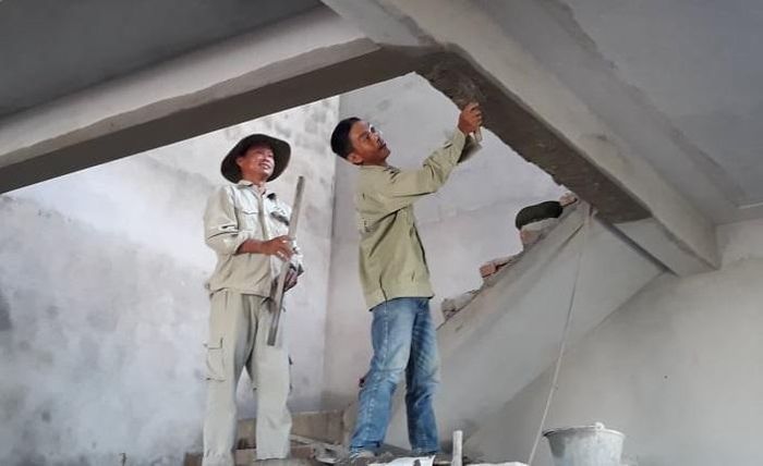 Công việc thợ hồ hàng ngày của anh Hòa (người không đội mũ).