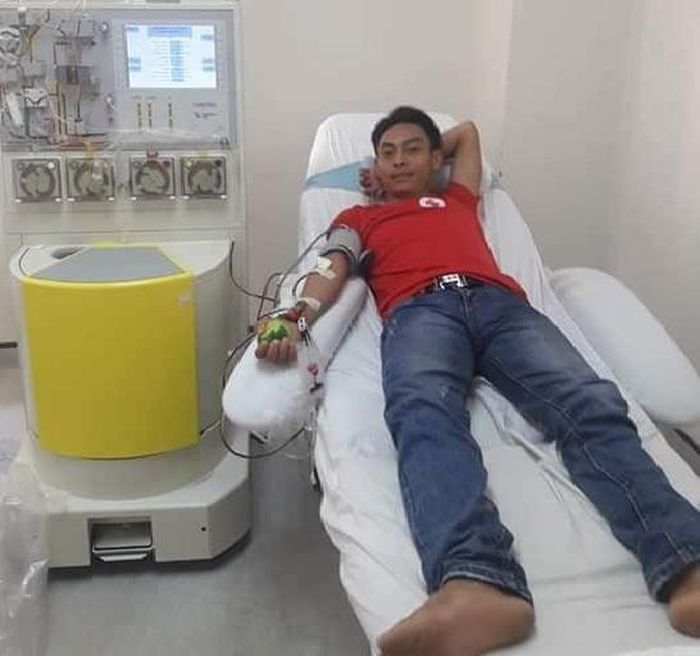 Anh Hòa đang hiến tiểu cầu cho một trường hợp nguy kịch.