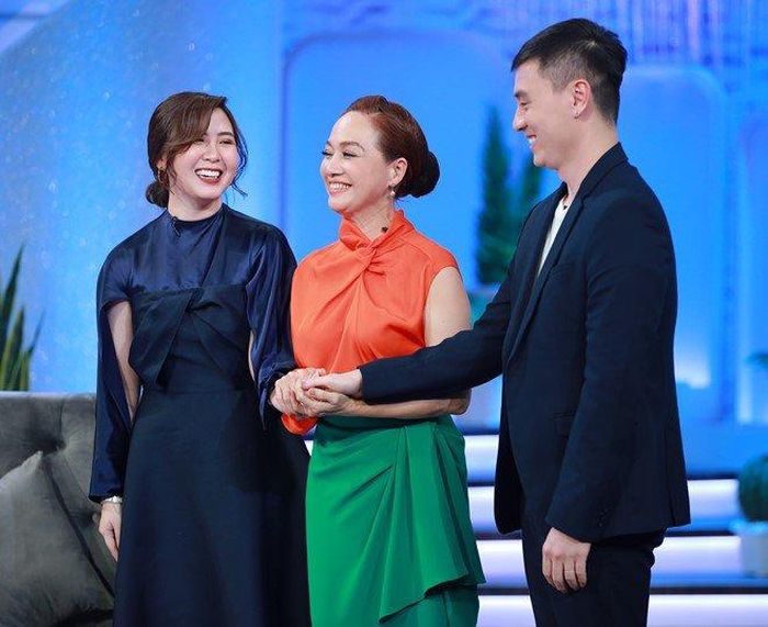 Với một quan niệm sống cực kỳ lạc quan, không phải lấy vợ là kết thúc cuộc chơi mà lấy vợ về vẫn có người chơi cùng, có gia đình và mình có thể tiếp tục bước tiếp trên con đường sự nghiệp phía trước, "bố Cam" đã khiến các nghệ sĩ tại chương trình gật gù.