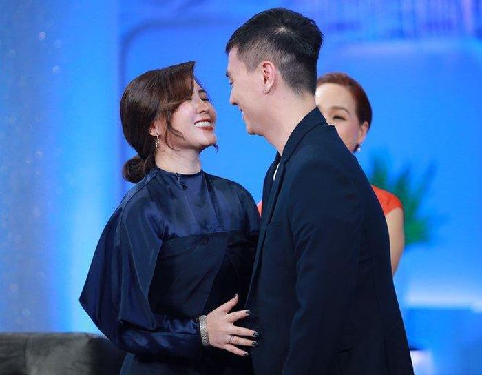Tại chương trình, Kiên Hoàng cũng thừa nhận “Tôi là kẻ ngốc trong việc tỏ tình”. Thêm vào đó, Kiên Hoàng cũng chia sẻ thêm sau 5 năm kể từ ngày đám cưới, anh chàng vẫn chưa một lần chính thức cầu hôn Loan Hoàng nhưng cô nàng vẫn đồng ý.