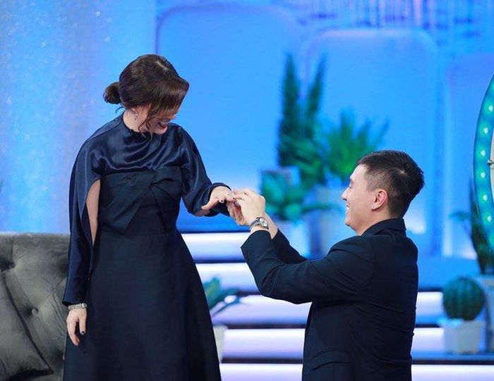 Và trên sân khấu lần này, Kiên Hoàng một lần cầu hôn vợ mình trước hàng triệu khán giả sóng truyền hình như một món quà bất ngờ dành tặng cho vợ. 