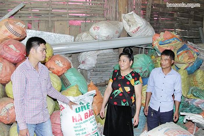 Cán bộ Hội Nông dân xã Tạ Khoa hướng dẫn nông dân sử dụng phân bón.