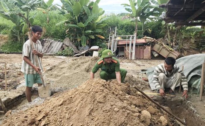 Các phạm nhân được đồng chí Lê Quang Hiệp hướng dẫn lao động cải tạo, hướng nghiệp dạy nghề.