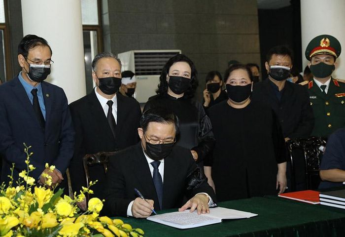 Bí thư Thành ủy Vương Đình Huệ ghi sổ tang.