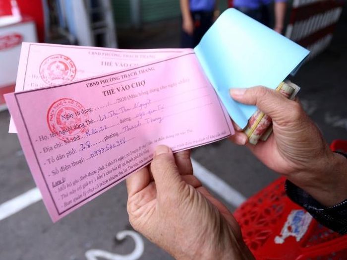 Mỗi Thẻ vào chợ được ghi đầy đủ thông tin và lưu lại theo ngày, để sử dụng trong trường hợp cần truy vết dịch bệnh. Ảnh: Quốc Dũng - TTXVN