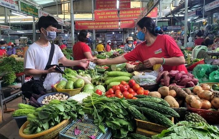 Mỗi hộ dân chỉ được đi chợ tối đa 3 lần/tuần nên các chợ vắng hơn, đảm bảo giãn cách xã hội. Ảnh: Quốc Dũng - TTXVN