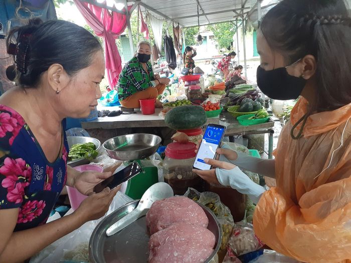 Chiến sỹ tình nguyện cài Bluezone cho người dân
