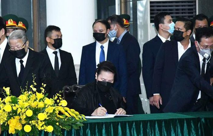 Chủ tịch Quốc hội Nguyễn Thị Kim Ngân viết trong sổ tang