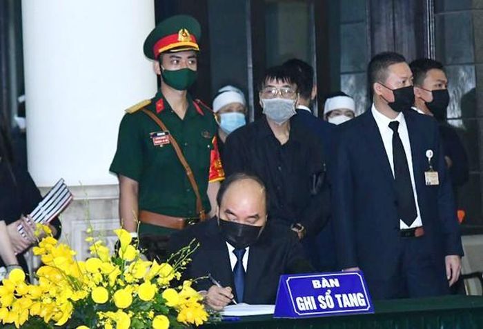 Thủ tướng Nguyễn Xuân Phúc ghi sổ tang (ảnh Như Ý)