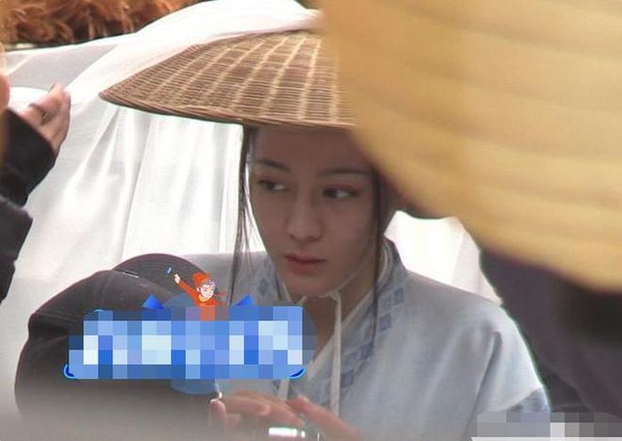 Thời điểm phim khai máy chưa lâu, Nhiệt Ba nhận "mưa lời khen" bởi tạo hình nam trang sát với nguyên tác. 