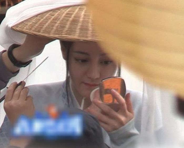 Cô chỉ trang điểm nhẹ, búi tóc thành nam trang và đội mũ tre rộng vành, nhưng không khác gì nhân vật từ truyện tranh bước ra.
