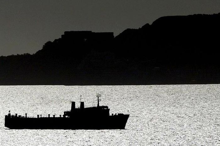 Một tàu chở nhiên liệu đang trên đường tới nhà máy lọc dầu Puerto La Cruz ở Venezuela. Ảnh: Reuters