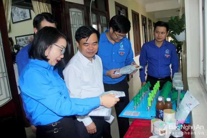 Các sản phẩm của dự án được trưng bày tại cuộc thi. Ảnh: Quang An