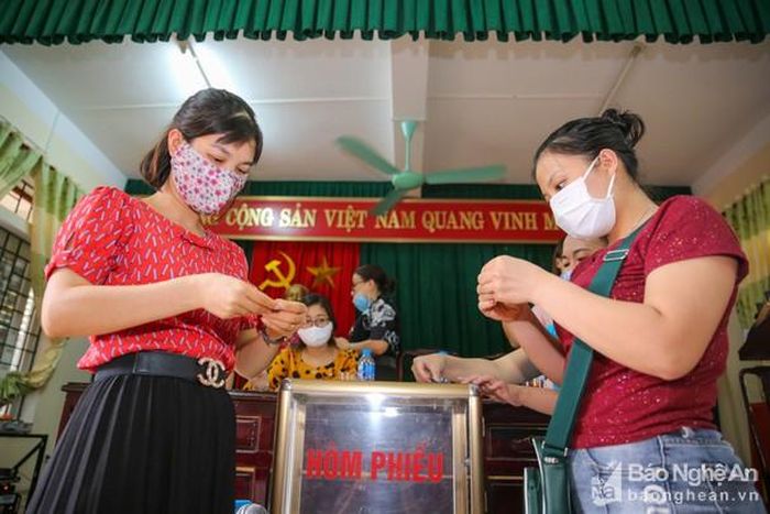 Để đảm bảo việc bốc thăm được minh bạch, công bằng, đúng quy định thì phụ huynh sẽ được lên kiểm tra phiếu bốc thăm trước khi cho vào thùng phiếu. Ảnh: Đức Anh