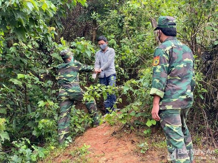 Hà Văn Tuấn bị phát hiện và đưa đi cách ly khi đang tìm cách vượt biên trái phép. Ảnh: Anh Bách