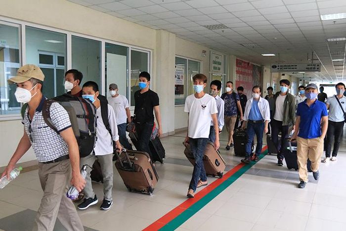 183 công dân từ Guinea Xích đạo vui mừng ra xe về nhà.