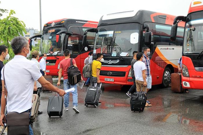 Đoàn xe bus đưa các công dân trở về với gia đình sau khi kết thúc thời gian cách ly