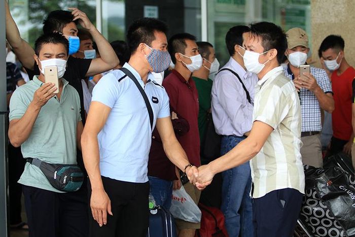 Chia tay nhau sau những ngày kết thúc thời gian cách ly.
