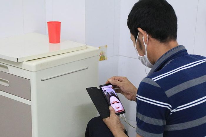 Nhiều người không dấu nổi niềm vui xen lẫn xúc động khi chuẩn bị được về với gia đình.
