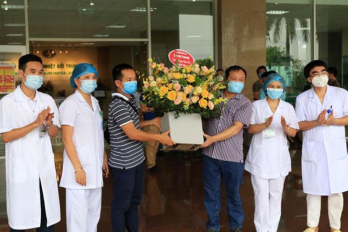 Lẵng hoa của bệnh nhân cảm ơn Bệnh viện Bệnh nhiệt đới Trung ương.